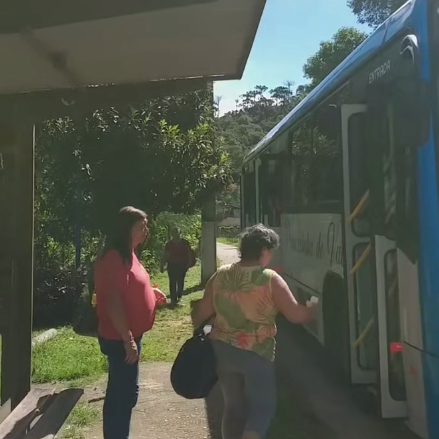 O ônibus voltou! Após ações do Instituto Pachamama e pressão de moradores do Lote 10, a linha 320 (Resende x Visconde de Mauá) é restaurada.